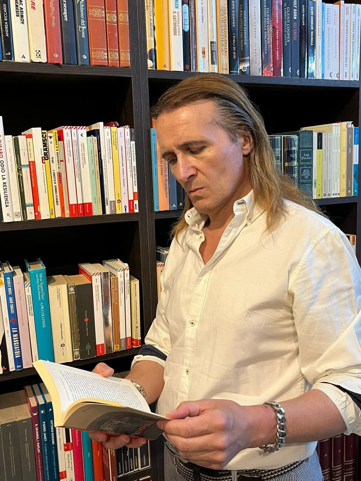 Jesús Casla leyendo en su biblioteca